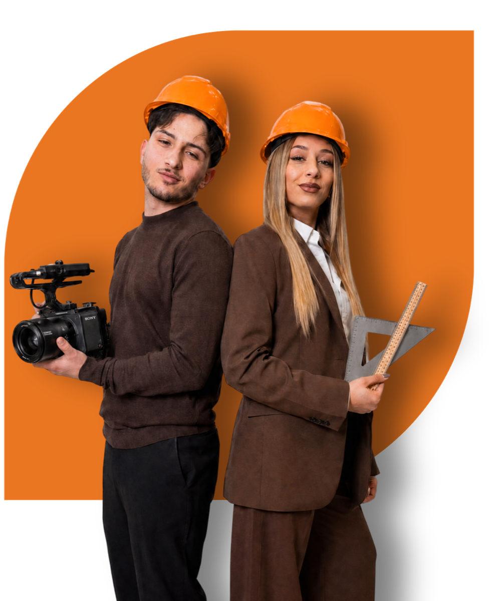 Simona e Ferdinando di Cantiere Social, con caschetto arancione, videocamera e squadra da disegno.